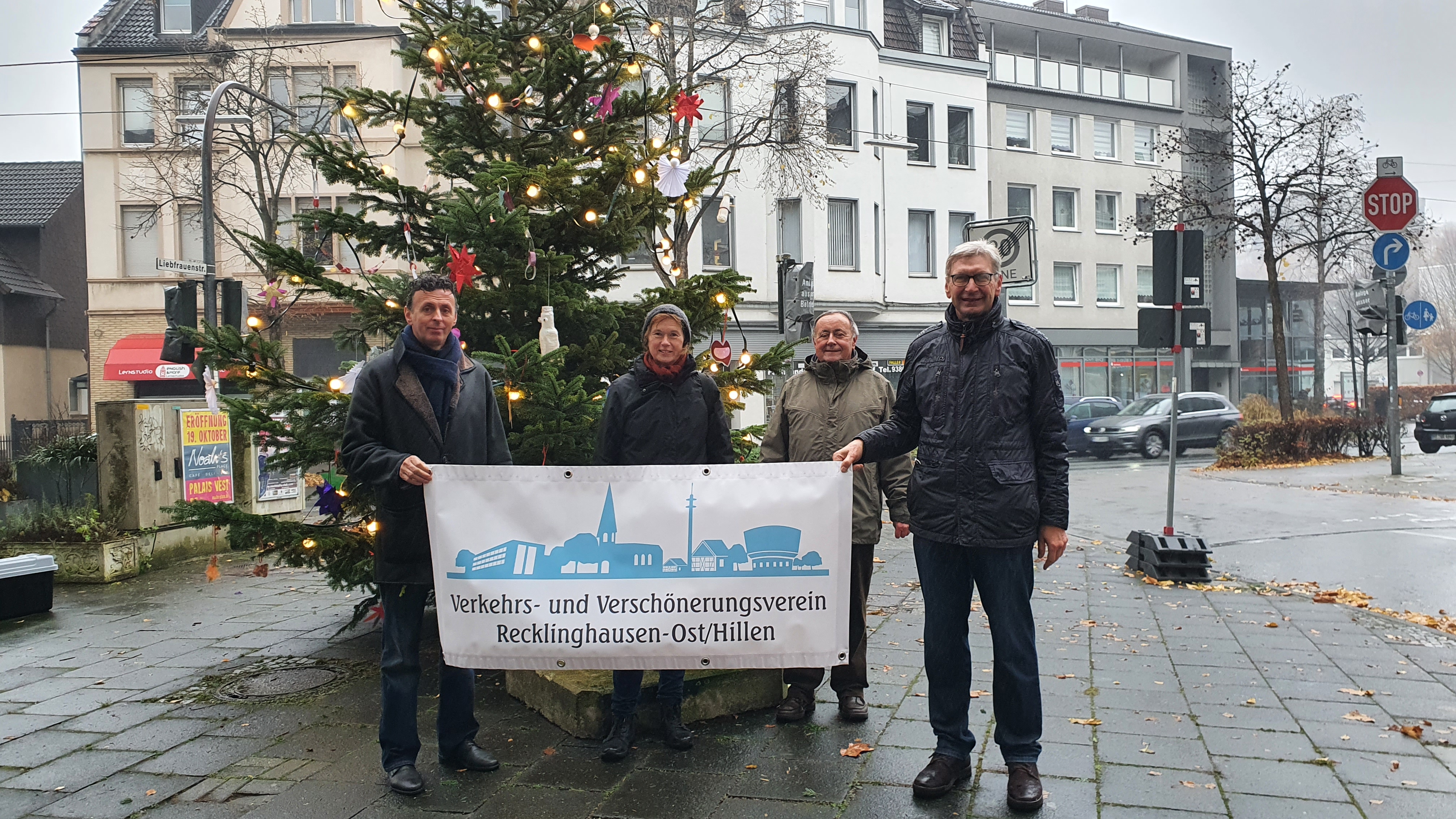 Aufstellen des Weihnachtsbaum 2021