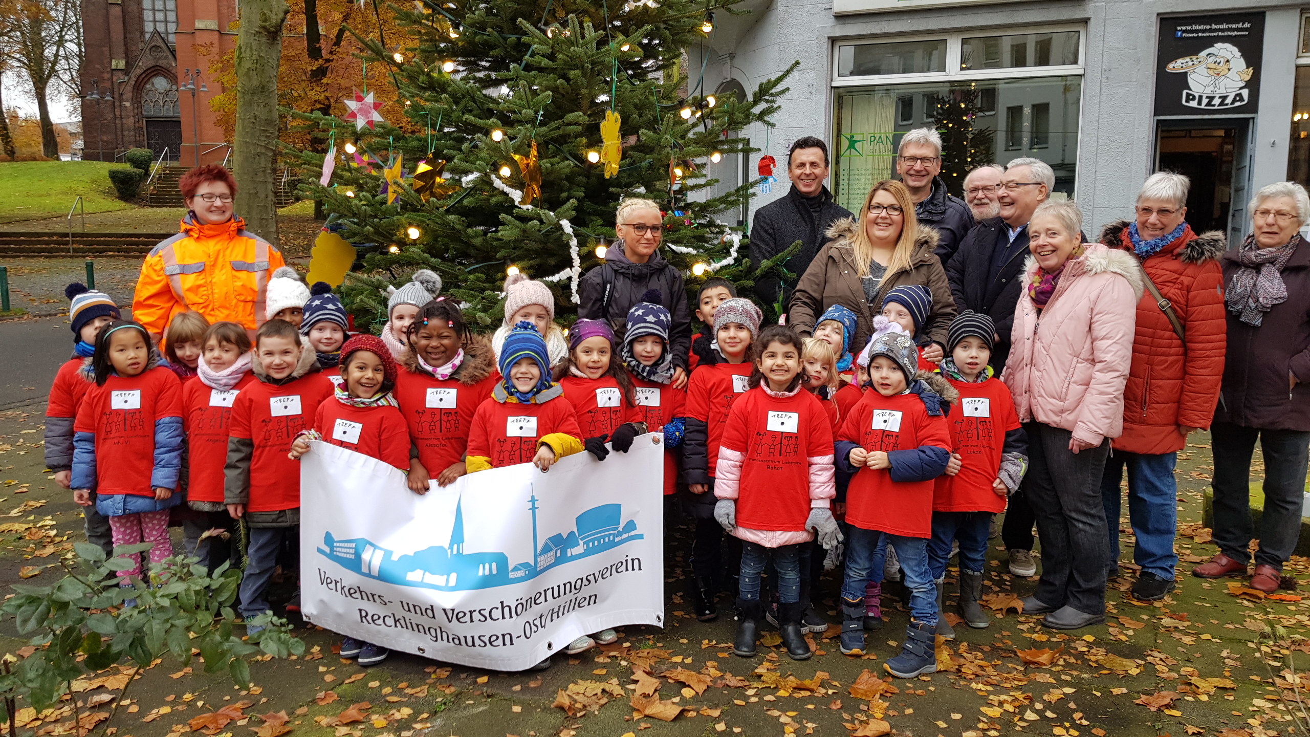Die Kinder der KITA-Liebfrauen schmücken den Weihnachtsbaum