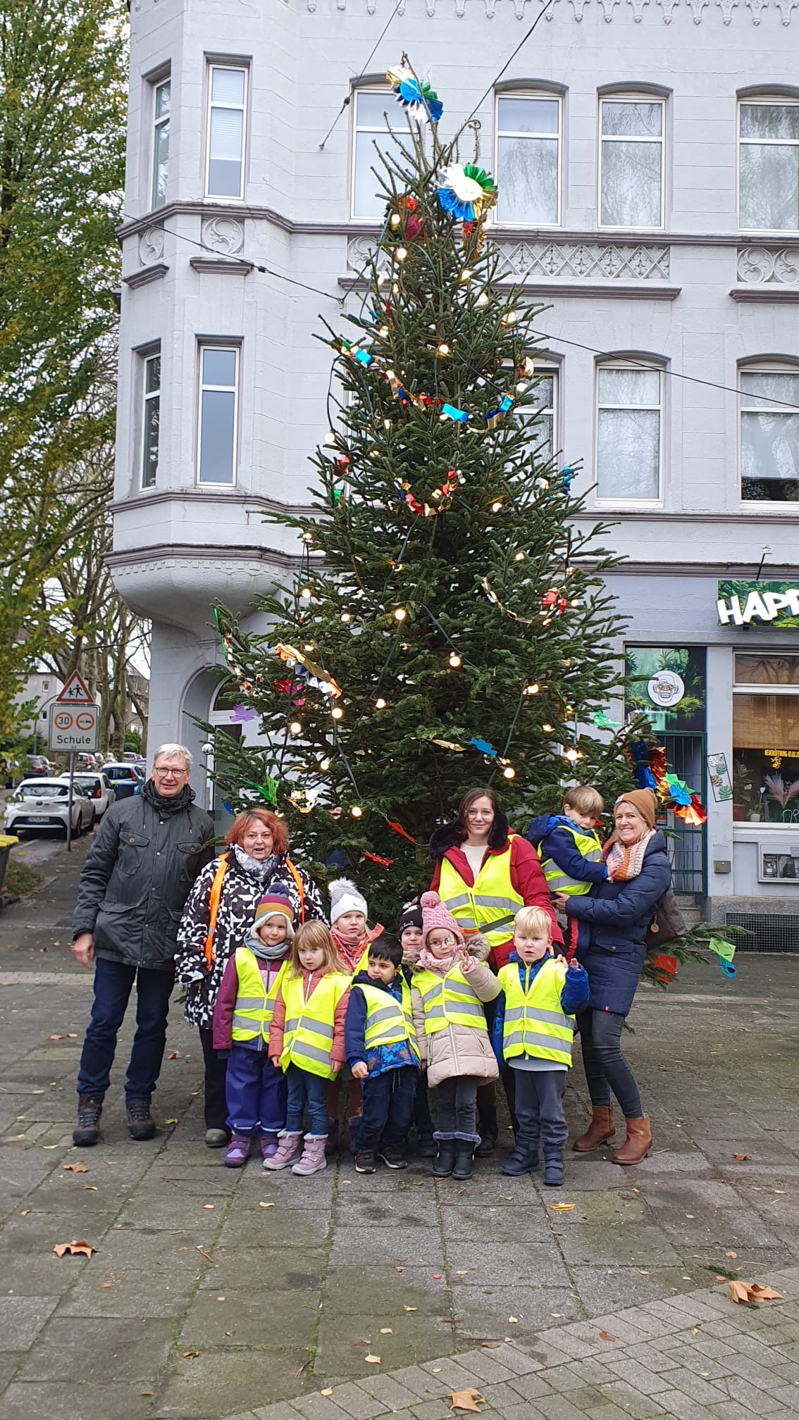 Kita-Kinder schmücken Weihnachtsbaum